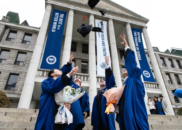 ▲16日，汉阳大学在首尔城东区首尔校区举行学位授予仪式后，毕业生们将学士帽扔向空中庆祝毕业。 