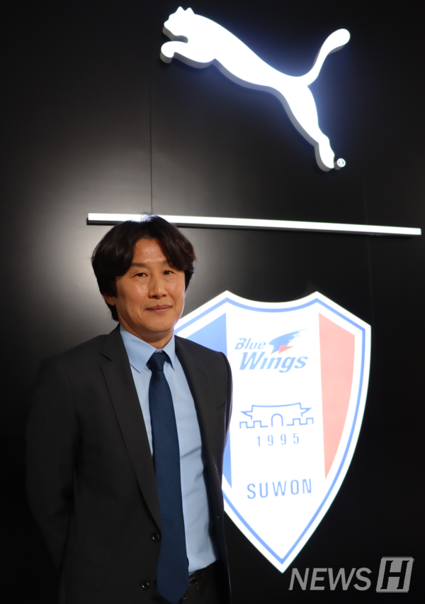 ▲ 수원삼성블루윙즈 클럽하우스에서 만난 이병근(경영학과 92) 씨. 이 씨는 1996년 수원삼성블루윙즈에서 K리그 데뷔식을 치뤘다. ⓒ 김수지 기자 