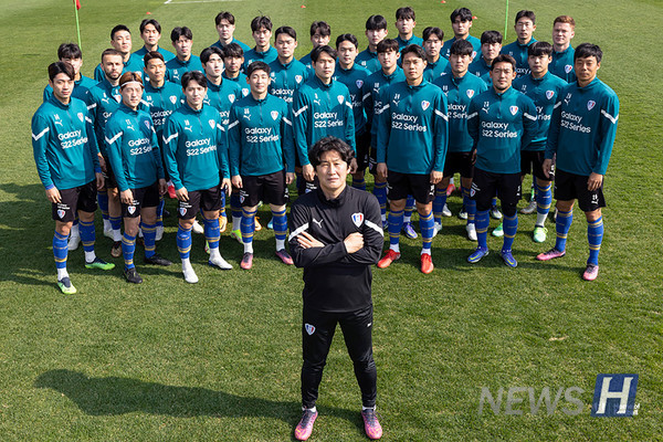 ▲ 이번해 수원삼성은 전북현대모터스의 김보경 선수, 성남FC의 페잘 뮬리치 선수, FC안양의 아코스티 선수 등을 영입하며 팬들의 기대감을 모으고 있다. ⓒ 수원삼성블루윙즈