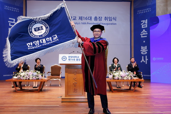 On the morning of March 2, Lee Ki-jeong, the newly appointed 16th president of Hanyang University, shook university's ceremonial banner during his inauguration ceremony held at the Paiknam Concert Hall in Seongdong-gu, Seoul.