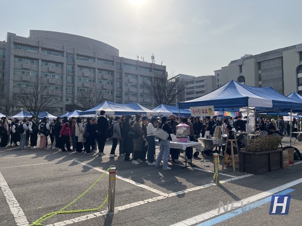 ▲ 동아리 박람회에 참가한 학생들의 모습. 각 동아리는 특색을 살린 부스를 준비해 홍보하는 기회를 가졌다. ⓒ 유재혁 학생