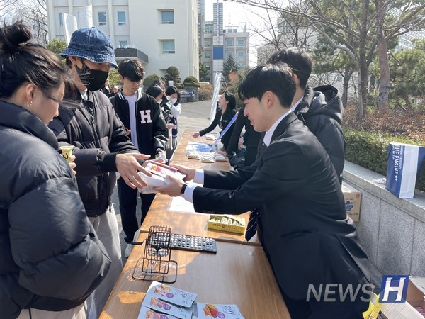 ▲ 서울캠퍼스 사회과학관 앞에 마련된 부스에서 사랑한대 대사들이 간식을 나눠주고 있다. ⓒ 정단비 학생