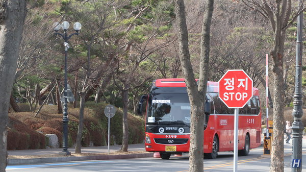 ▲ 하이 로우 토토 사이트을 태운 셔틀버스가 학교에 진입하고 있다.