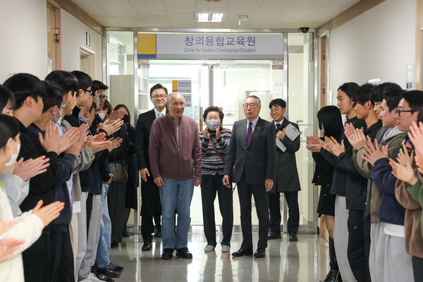 강명구 소장을 변리사반 학생들이 박수로 환영하고 있다.