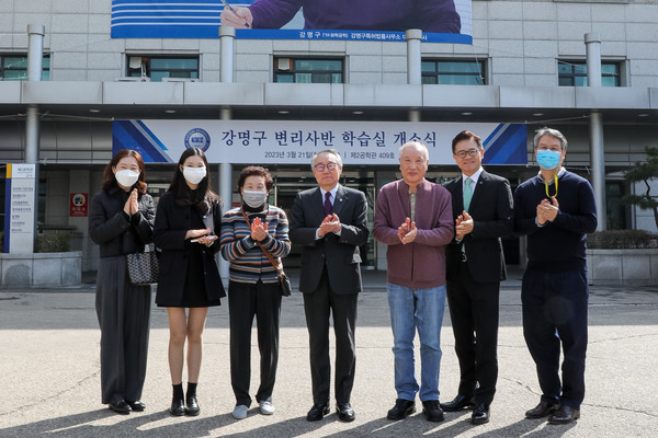 강명구 변리사반 학습실 개소식에 참석한 강명구 소장과 가족들이 제2공학관에 걸린 현수막 앞에서 기념촬영을 하고 있다.