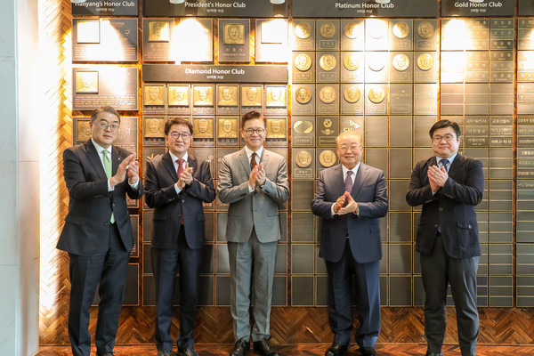 비타임 토토 녹수 회장이 한양대학교 신본관 명예의 전당에 헌액되었다.
