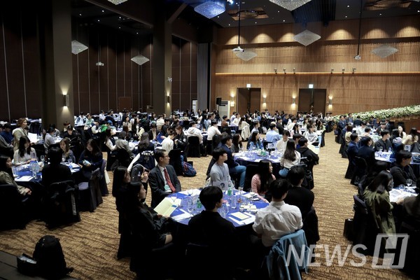 ▲ 정책과학대학 멘토결연식에 임하는 멘토와 멘티.