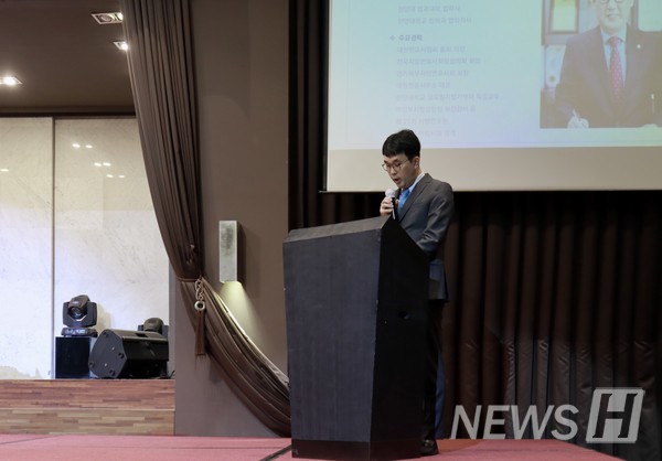 ▲ 멘토결연식 사회를 진행하는 정책학과 학과장 윤성현 교수.