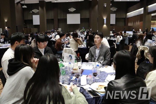 ▲ 개인정보보호위원회 사무관 이재광 멘토에게 조언을 듣는 12조 멘티들.