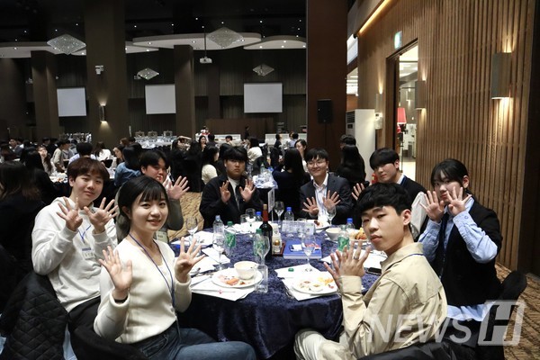 ▲ 멘토와 멘티들이 카메라를 향해 포즈를 취하고 있다.