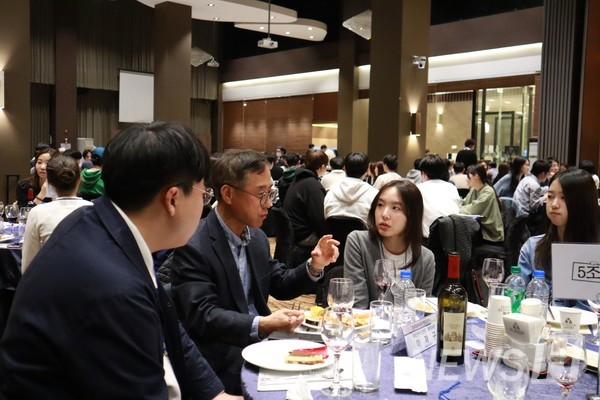 ▲ 국민권익위원회 부이사관 이재구 멘토의 이야기에 집중하는 5조 멘티들