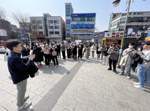 토토사이트추천 학생과 교수들이 외국인주민지원본부의 안내에 따라 다문화마을특구의 곳곳을 돌아보고 있다.