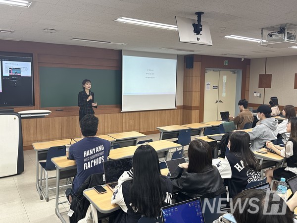 ▲ 한수정(미디어커뮤니케이션학과 02) 씨는 YTN과 채널A의 아나운서로 활동하다 변호사로 전향했다. ⓒ 고영일 학생