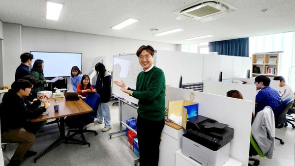 고민삼 교수가 인간-인공지능 상호작용 연구실을 소개하고 있다. ⓒ한양대 ERICA 인공지능융합연구센터.