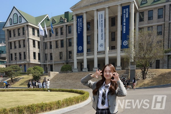▲ 한양대학교 학생이 교복을 입고 아기사자 포즈를 취하고 있다.