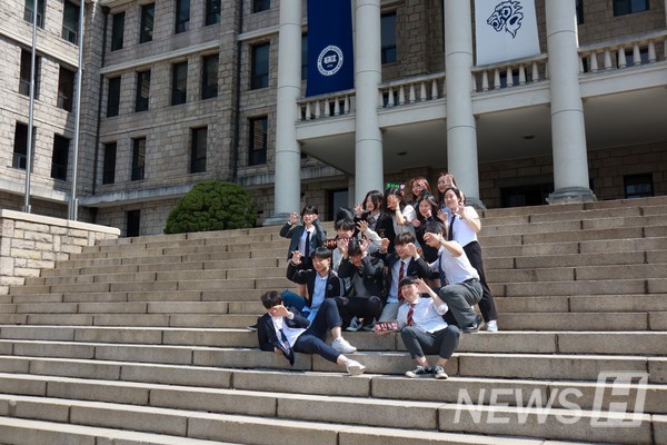 ▲ 작곡과 학생들이 교복을 입고 구본관 계단에서 단체 사진을 찍고 있다.