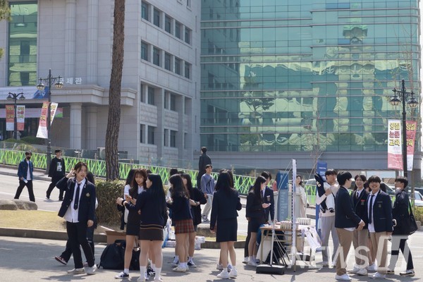 ▲ 사랑한대 폴라로이드 사진 촬영 이벤트에 참가하기 위해 대기 중인 학생들.