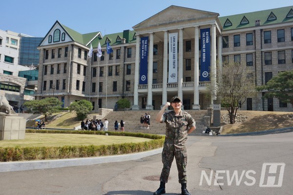▲ 군복을 입고 만우절을 즐기는 학생의 모습.