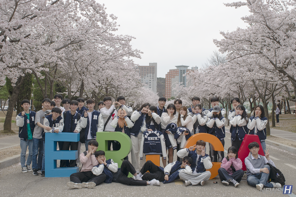▲ 산업경영공학과 학생들이 포토존에 모여 사진을 찍고 있다.