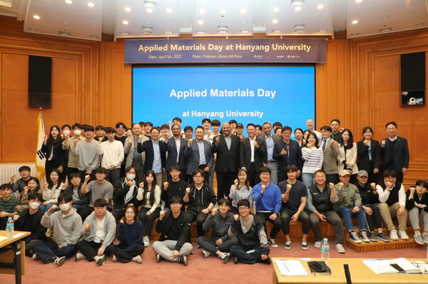 [사진2] 5일 한양대 서울캠퍼스에서 진행된 ‘어플라이드 머티리얼즈 데이(Applied Materials Day)’ 행사에서 참석자들이 기념 사진을 촬영하고 있다. 