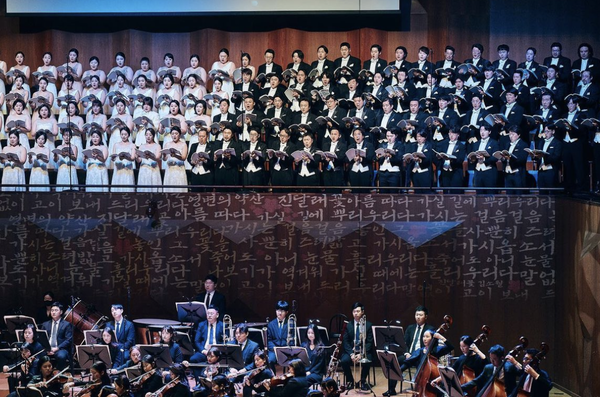 ▲ Han transformed Korea's representative folk song "Arirang" into various forms and received favorable responses from the audience. ⓒ the National Chorus of Korea 