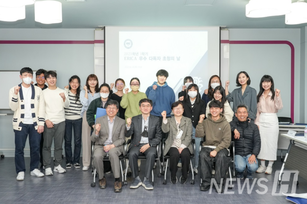 ▲ 학술정보관 4층에 위치한 '상상아뜰리에'에서 '우수 다독자 초청의 날' 행사가 진행됐다. 해당 행사에 참여한 17인의 단체사진이다. ⓒ ERICA캠퍼스 학술정보관