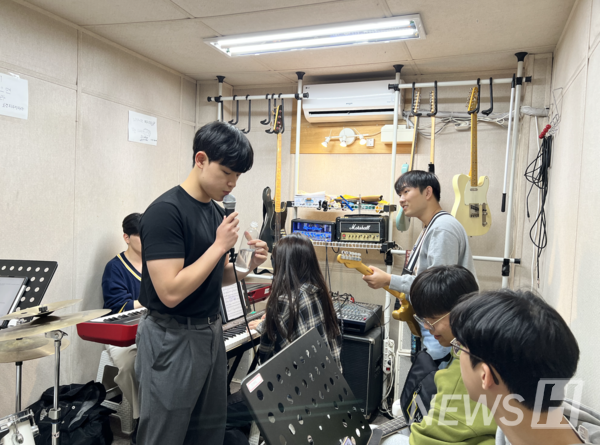 ▲ 더불어 사는 소리의 동아리방은 크기는 작지만, 부원 모두가 시노 스 토토사이트서 음악을 진심으로 즐기고 있다. ⓒ 전재우 기자