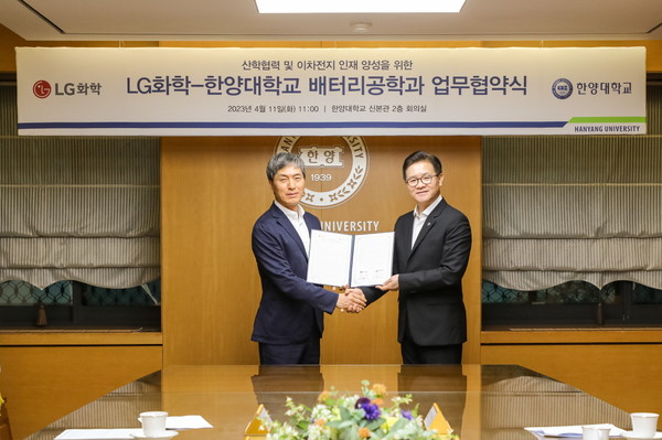 LG Chem Vice President Lee Hyang-mok (left) and Hanyang University President Lee Ki-jeong are taking commemorative photos at an agreement ceremony held at Hanyang University Seoul Campus in Seongdong-gu, Seoul on April 11t