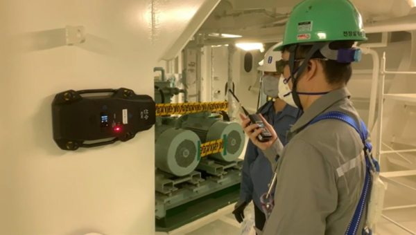 지엔테크놀로지스 메탈복스를 활용해 선박에서 무선통신을 시연 중인 모습.