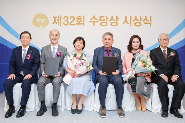 제32회 수당상 시상식에 참석한 김윤(왼쪽부터) 수당재단 이사장, 안지훈 고려대 생명과학과 더탑 토토사이트 내외, 김기현 한양대 건설환경공학과 석학더탑 토토사이트 내외, 진정일 수당상 운영위원장이 기념 촬영을 하고 있다. 사진 제공=삼양그룹