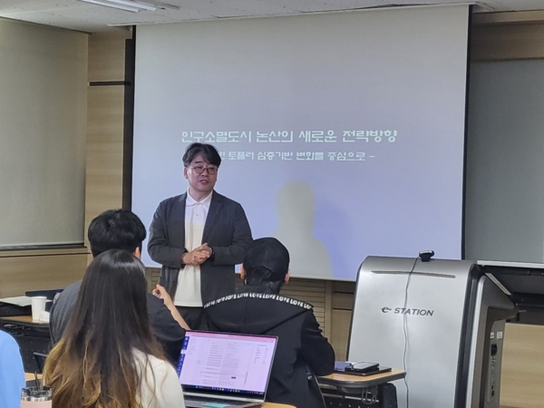 논산시청 안성률 보좌권이 지난 8일 '인구소멸도시 논산의 새로운 전략 방향 - 앨빈 토플러의 심층기반 변화를 중심으로'를 주제로 특강을 진행하고 있다.