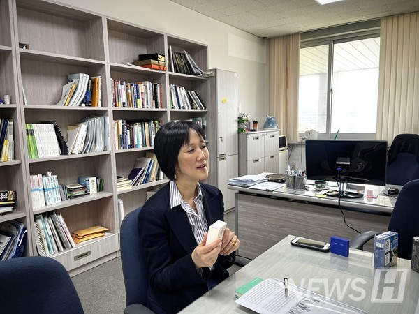 ▲ 송 슬롯사이트 지니는 자신의 소비 경험을 언급하며 소용량 제품을 선호하는 소비자가 많아지고 있다고 말했다. ⓒ 윤사랑 기자