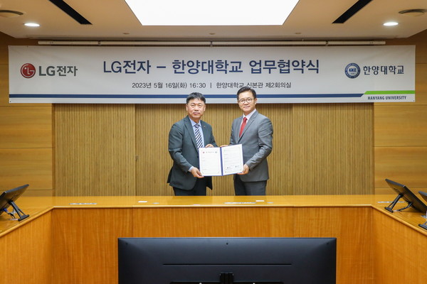 류재철 LG전자 H&A사업본부장(왼쪽)과 이기정 총장이 16일 서울 성동구 한양대학교에서 산학공동연구를 위한 협약을 체결한 뒤 기념사진을 촬영하고 있다.