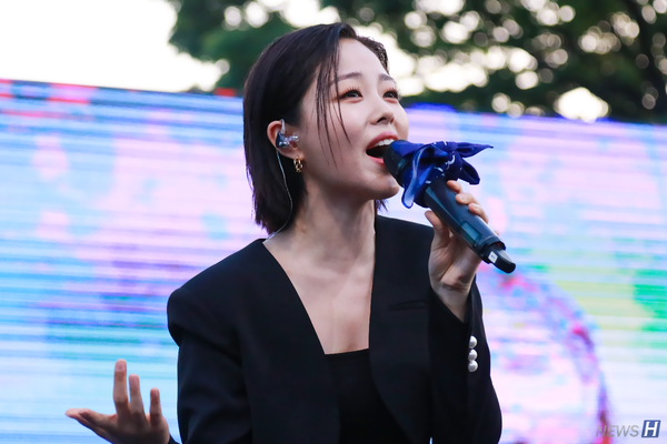 ▲ 가수 HYNN이 학생들을 바라보며 노래를 부르고 있다.