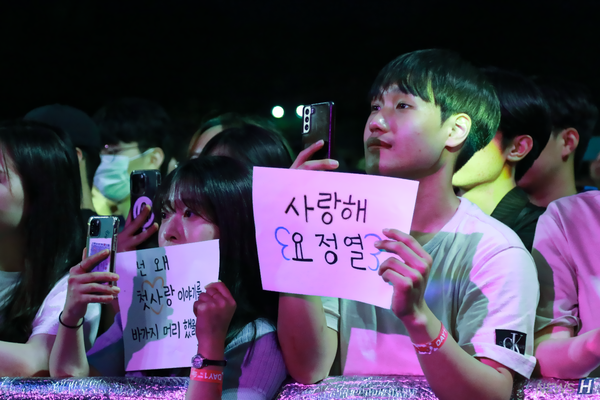▲ 공연에 심취한 학생들.