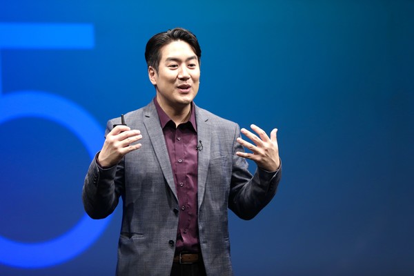 ▲ El profesor Jang Dong-seon del Centro para la Educación de Convergencia Creativa conoció a los Hanengis por primera vez este semestre a través de una conferencia central de artes liberales para todos los estudiantes. ⓒ Profesor Jang Dong Sun