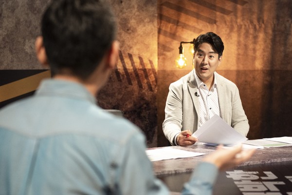 ▲ El profesor Jung explicó que la experiencia de abuso verbal o alienación tiene el mismo efecto que la violencia real. ⓒ Profesor Jang Dong Sun