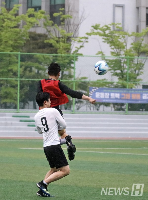 ▲ 32강 NFB vs 노다지 경기, 빗줄기를 뚫고 경기에 임하는 선수들.