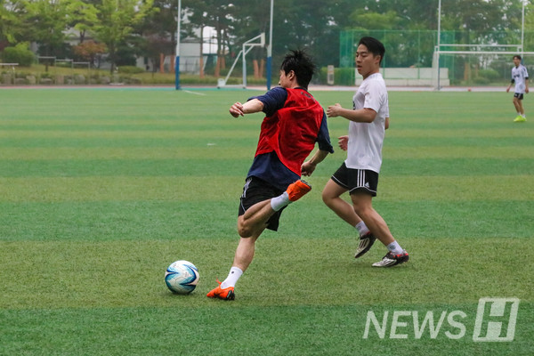 ▲ 32강 NFB vs 노다지 경기, 노다지 팀 선수가 슈팅을 하고 있다.