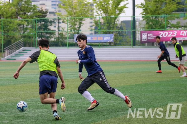 ▲ 32강 힘쎄 vs 낭만FC 경기, 선수들이 높은 집중력으로 경기에 임하고 있다.