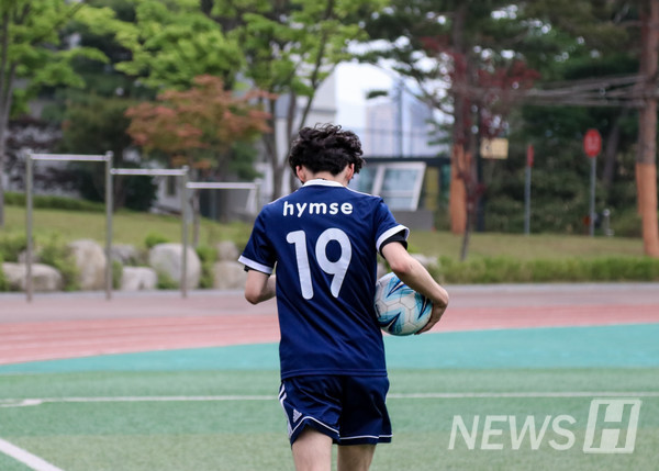 ▲ 32강 힘쎄 vs 낭만FC 경기, 힘쎄 팀 선수가 공을 들고 코너킥을 준비하고 있다.