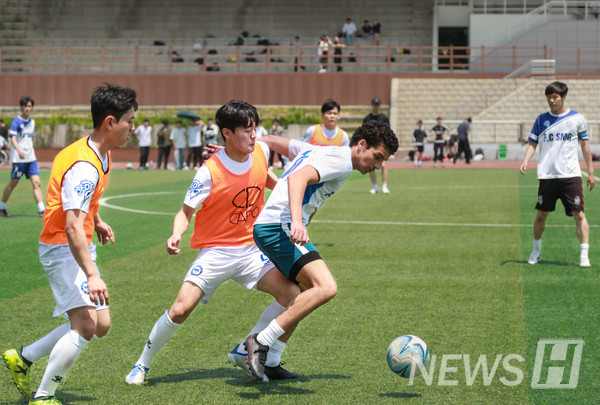 ▲ 8강 라이언B vs F.C스미골 경기, 격렬한 수비를 보이는 라이언B 팀 선수.