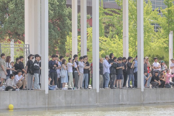레이스를 구경하고 있는 많은 사람들