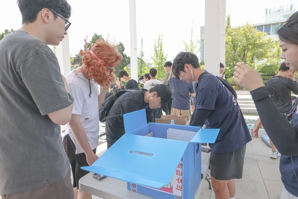 레이스 참가자들이 상품을 수령하는 모습
