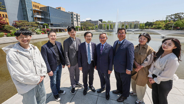 김우승 전 총장(왼쪽에서 다섯 번째)과 에리카 캠퍼스의 교수들 ⓒ매일경제