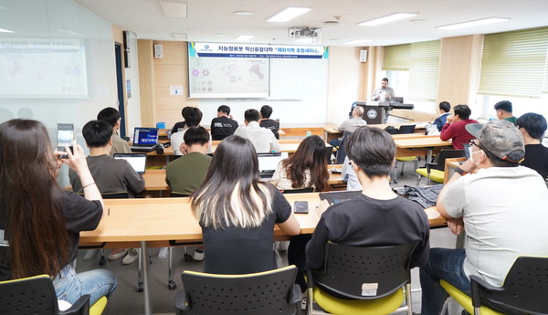 18일 경기도 안산시 한양대 에리카캠퍼스에서 개최된 ‘미세sky 토토사이트 해외석학 초청세미나’현장을 찾은 청중들이 해외 연사 강연을 듣고 있다.