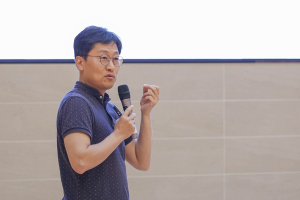 특강을 진행 중인 김상욱 교수