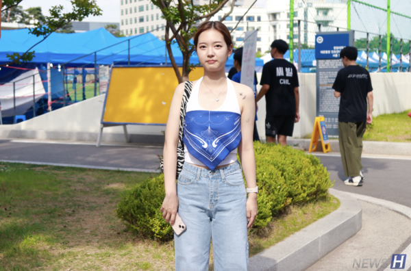 ▲ 조서연(자원환경공학과 1) 씨는 반다나를 상의에 활용한 패션을 선보였다. ⓒ 임성은 기자