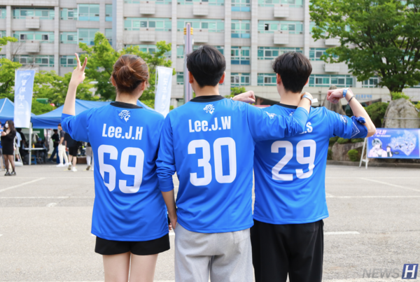 ▲ 김은석, 이정우, 이지영(이상 경제금융학부 1) 씨는 해외 토토사이트 순위 패션으로 경제금융학부 축구 동아리 '꽁치기'의 파란색 축구 유니폼을 맞춰 입었다. ⓒ 임성은 기자