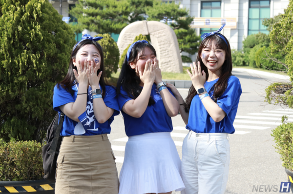 ▲ 강민지, 장세연, 정지윤(이상 교육공학과 4) 씨는 해외 토토사이트 순위 굿즈인 티셔츠를 통일감 있게 입었다. ⓒ 임성은 기자